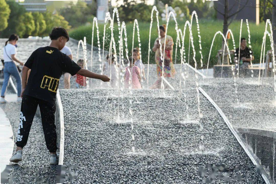 观夜幕下与水景的互动 08南西摄影 夜幕下的城市通廊与波光跳泉