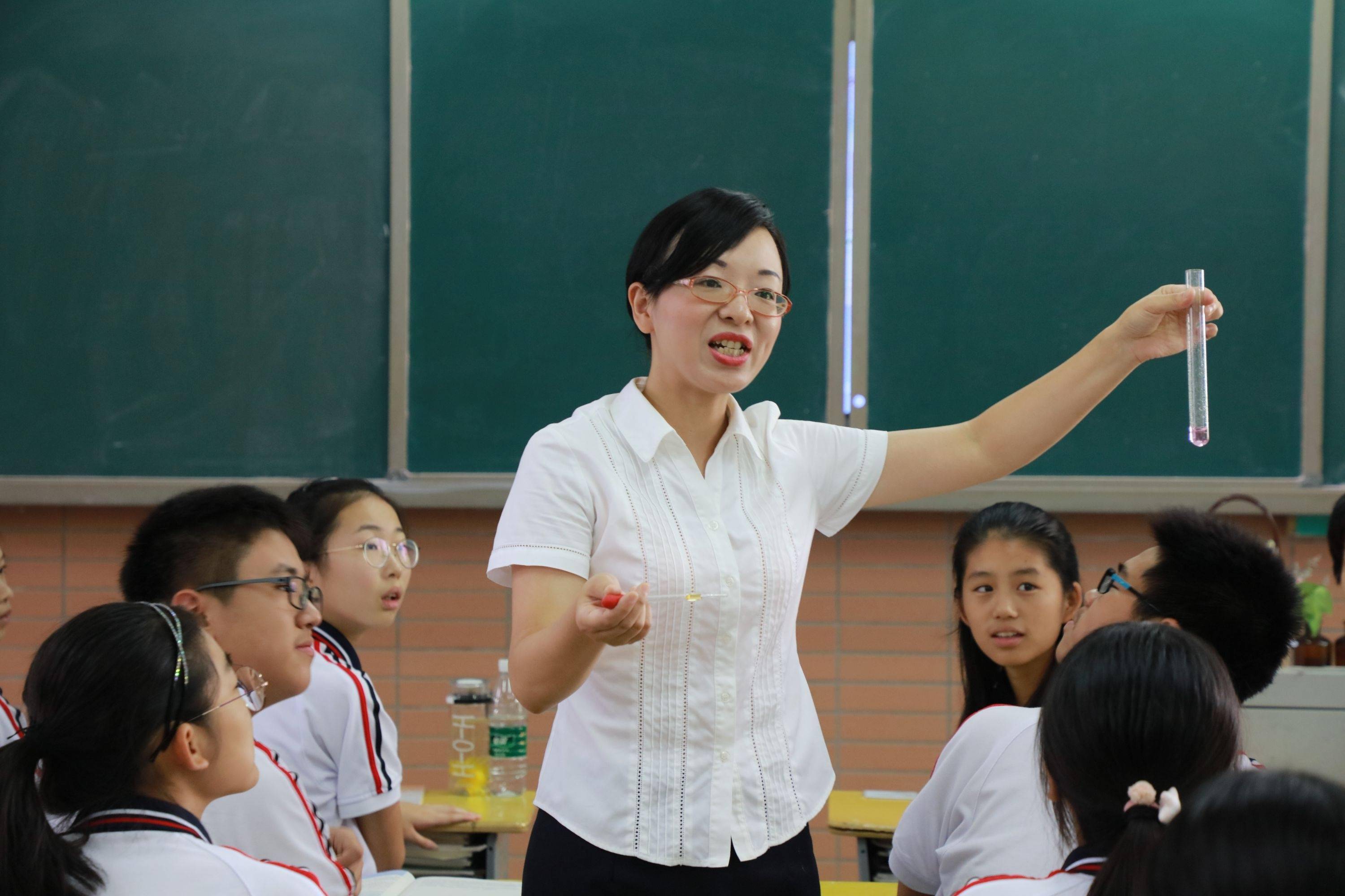 整夜陪母亲化疗的她第二天又激情站上讲台洪山高中黄慧引导学生感受