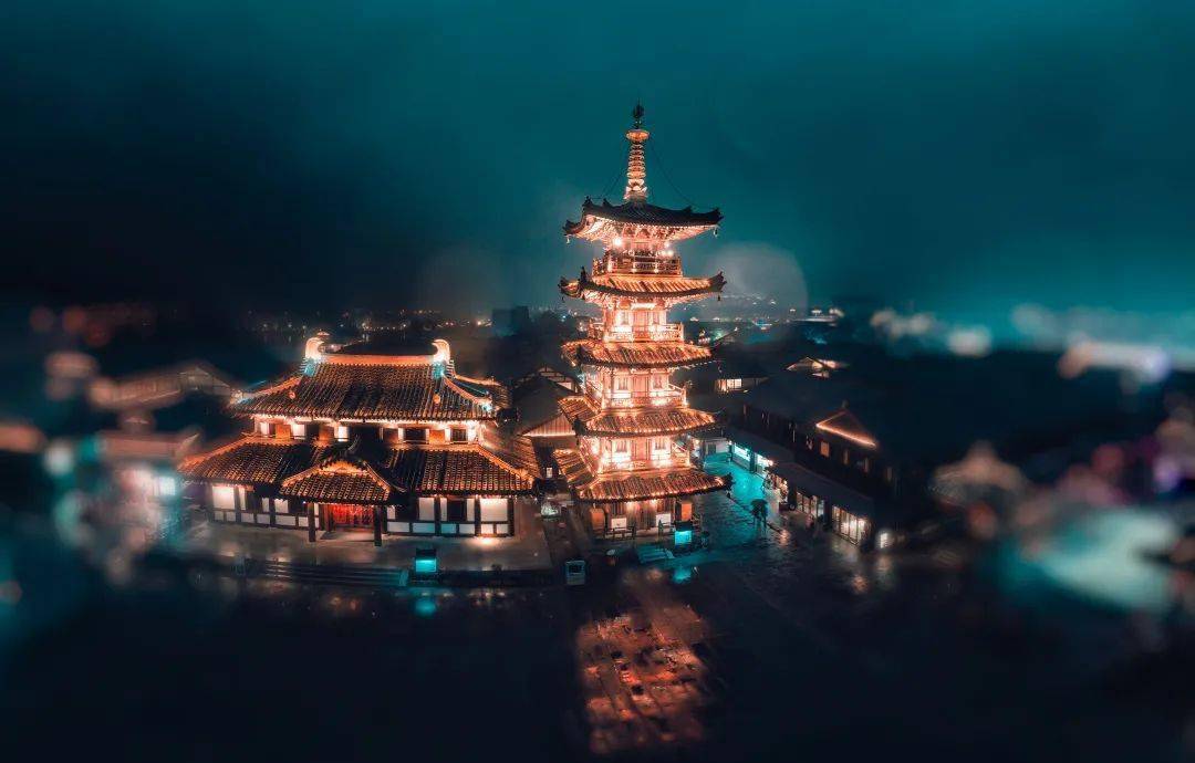 剧本杀 古镇 加速了文旅市场从传统消费向体验消费的转变 而剧本杀已经成为当代年轻人娱乐和社交的新宠 文化产业参考