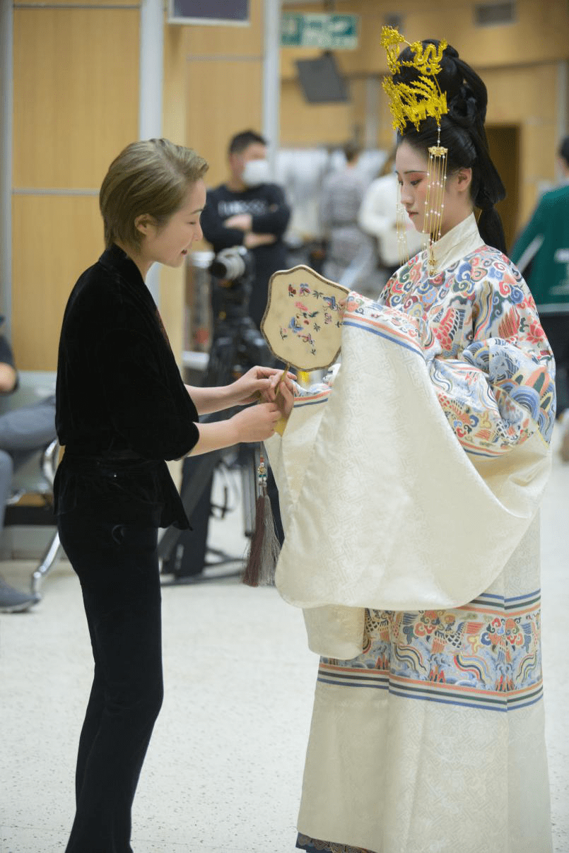 服装|熟悉朝代服装妆容是基本功，汉服造型师专业度被六成粉丝看重