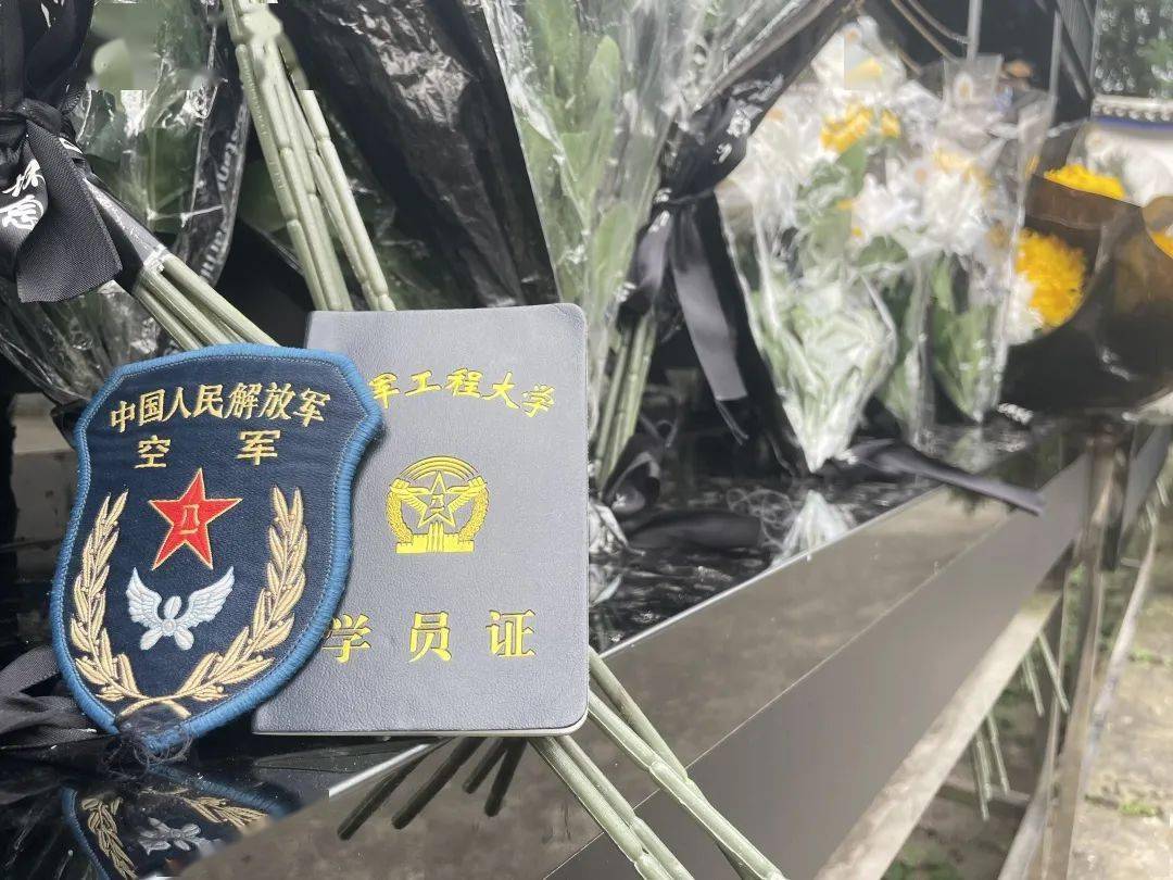 满青苔的墓碑下沉睡着曾为共和国战斗的英魂……学员们瞻仰烈士纪念碑