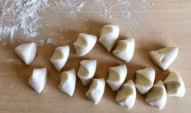 取少量面团,揉成光滑的长条形,用刀切成均匀的面剂子.