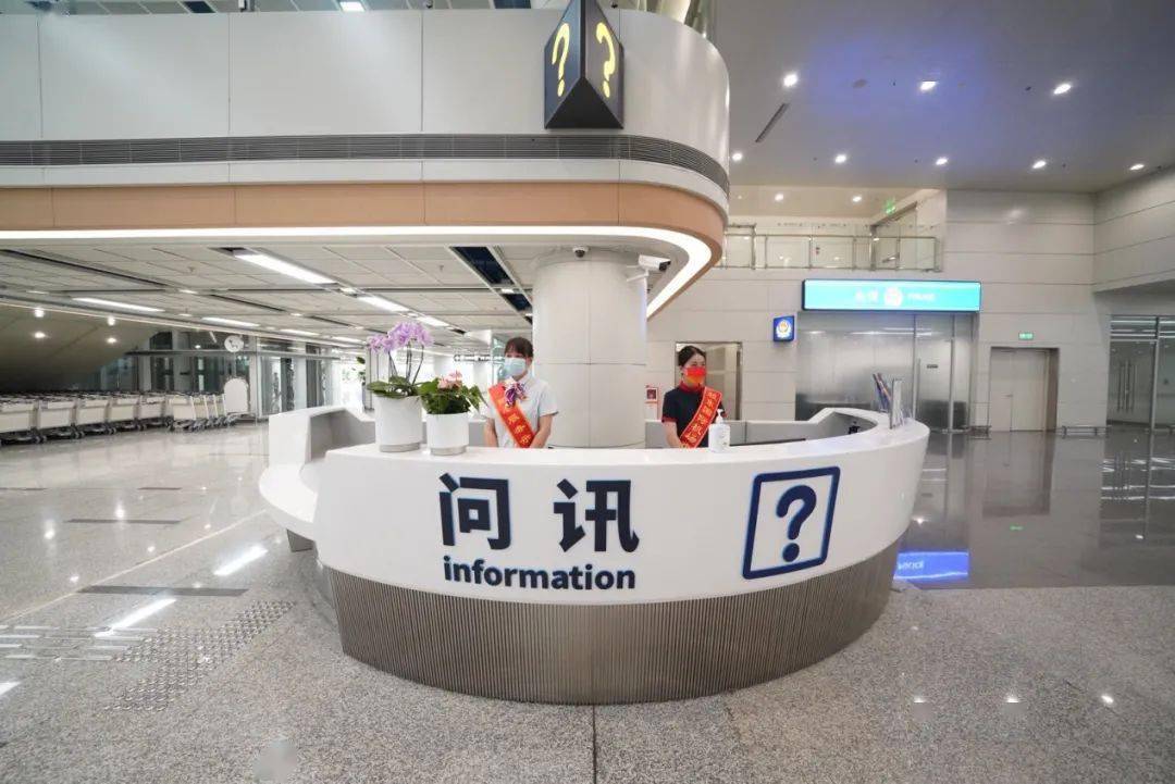 上午十多家媒体记者乘坐8号线去机场感觉就是四个字