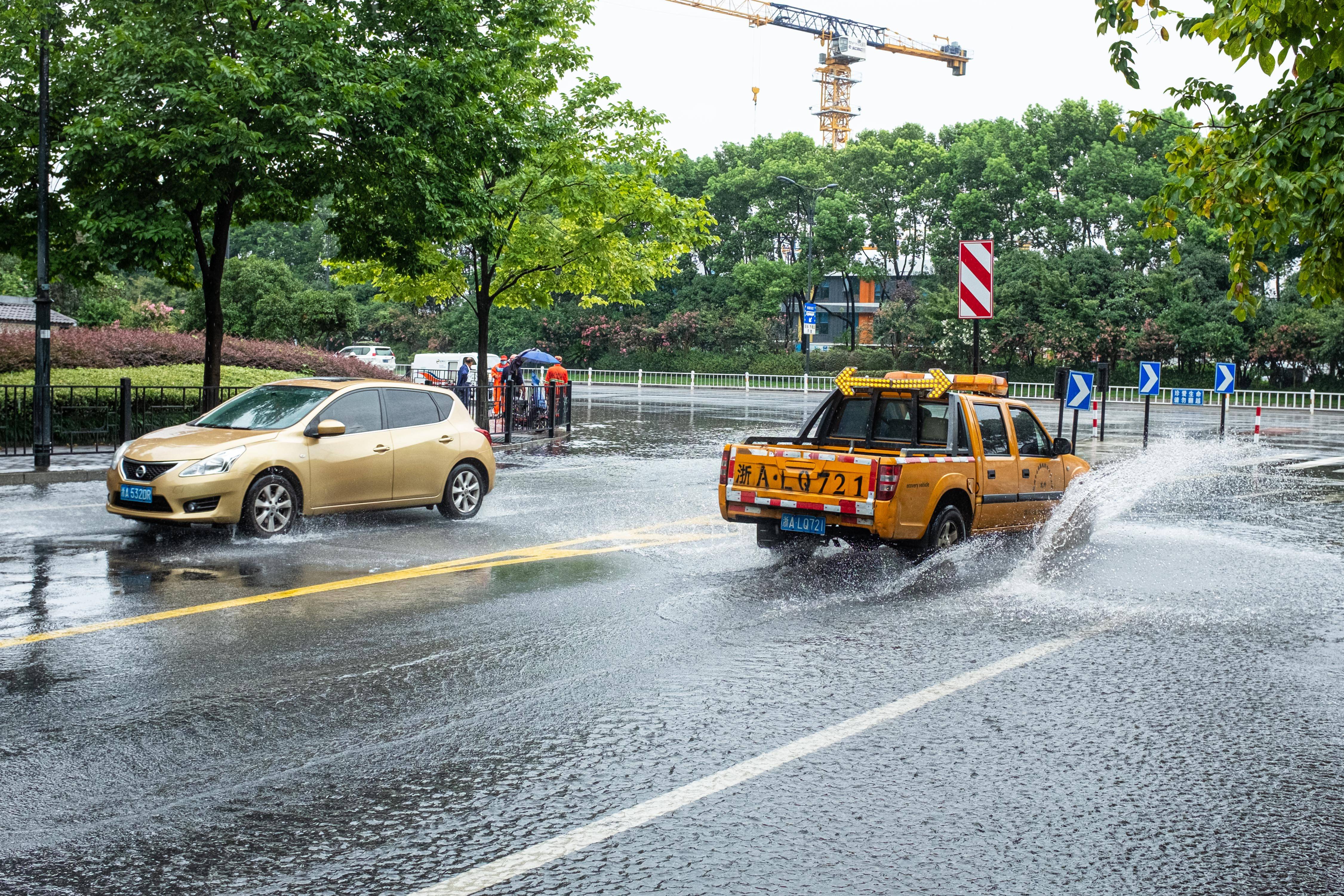 8月13日,车辆通过杭州市区一处积水路段.