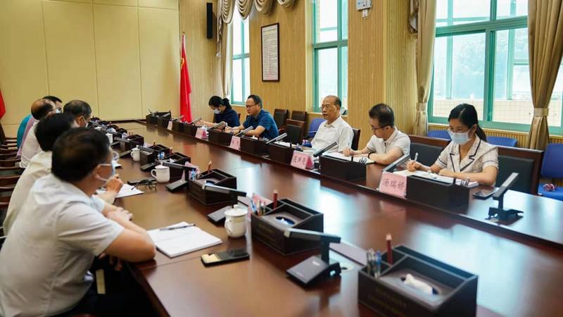 会上,驻厅纪检监察组副组长吴洪亮通报了广州市新冠肺炎疫情防控问责