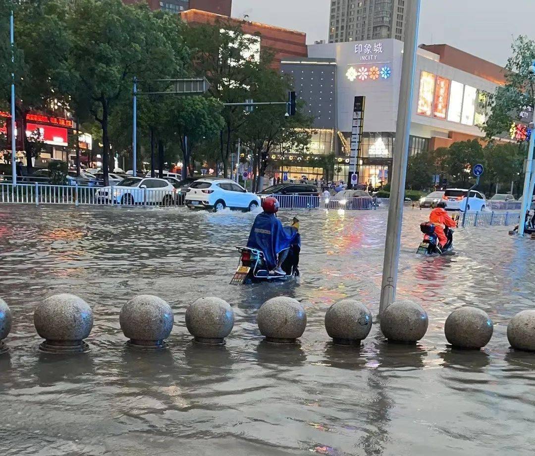 昨日突如其来的暴雨宁波多地积水严重谨防强对流天气