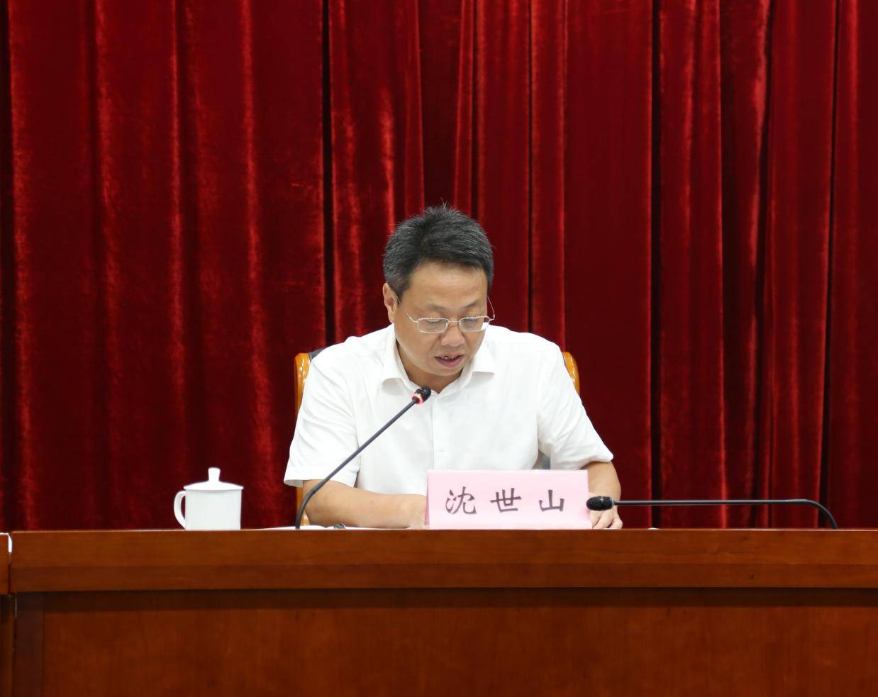 沈世山在表态中说,第一,提高站位,严肃对待.