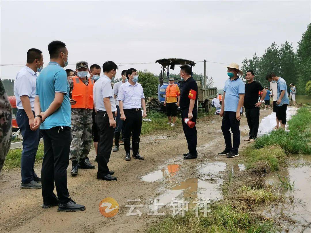河水暴涨钟祥市丰乐镇争分夺秒连夜转移被困群众263人