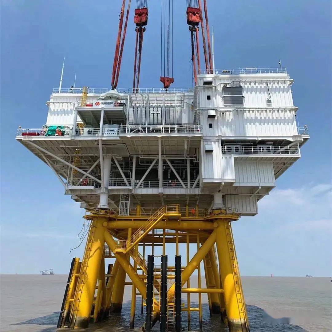 近3000吨升压站直接吊起来安装,这艘浮吊又立功