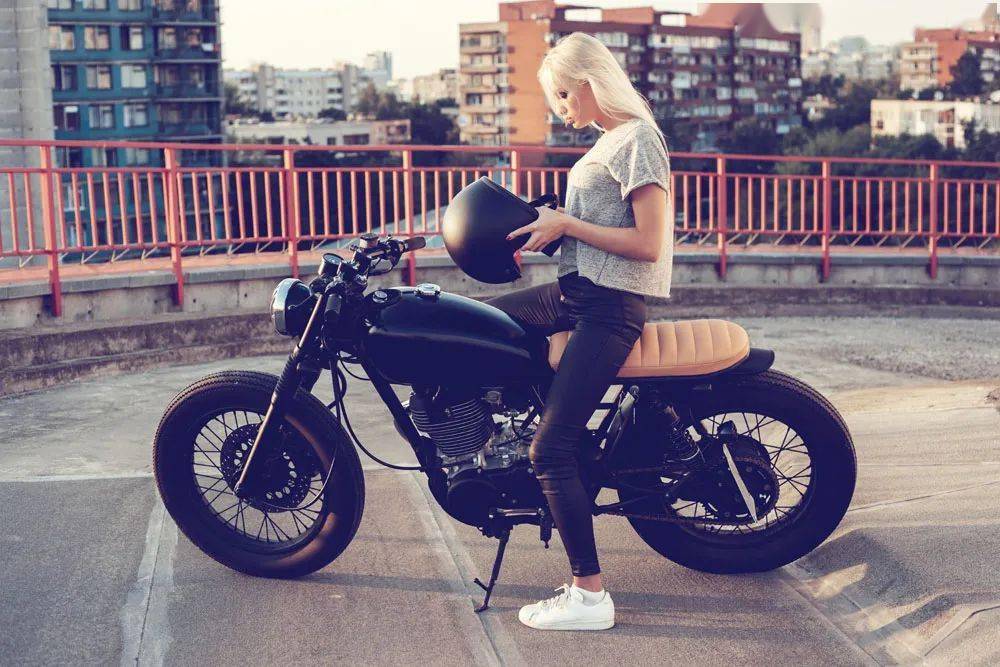 但事实上也有很多女性比较喜欢摩托车,毕竟机车有其独特的魅力,也会更