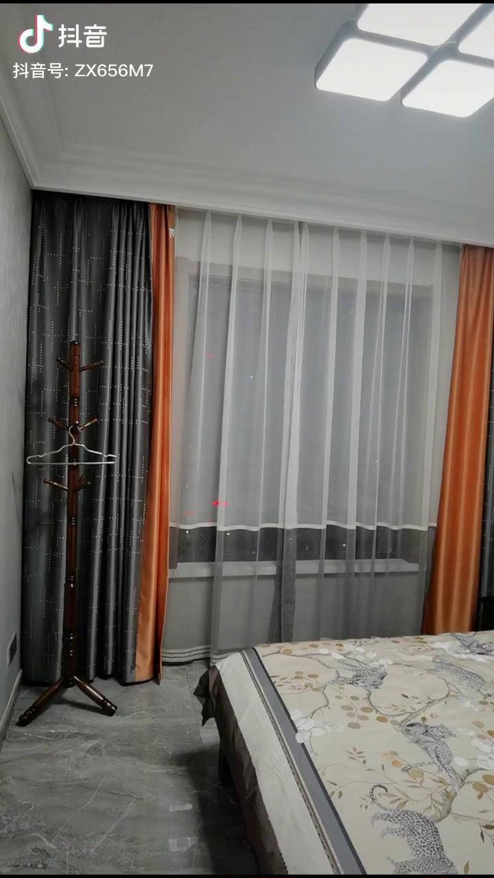 卧室挂镜线,预留窗帘盒,不做任何造型,简简单单,还省钱但这种效果好吗