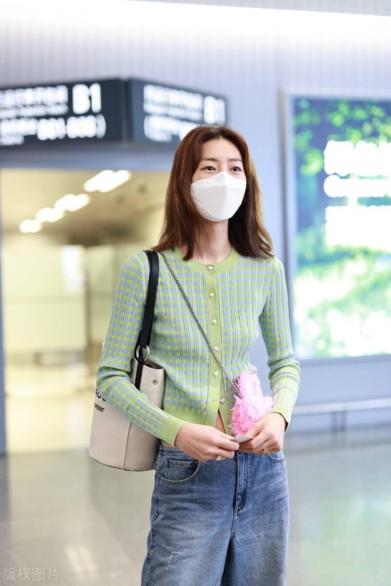 刘雯穿针织衫配阔腿牛仔裤温柔知性,粉色迷你包包时尚又可爱