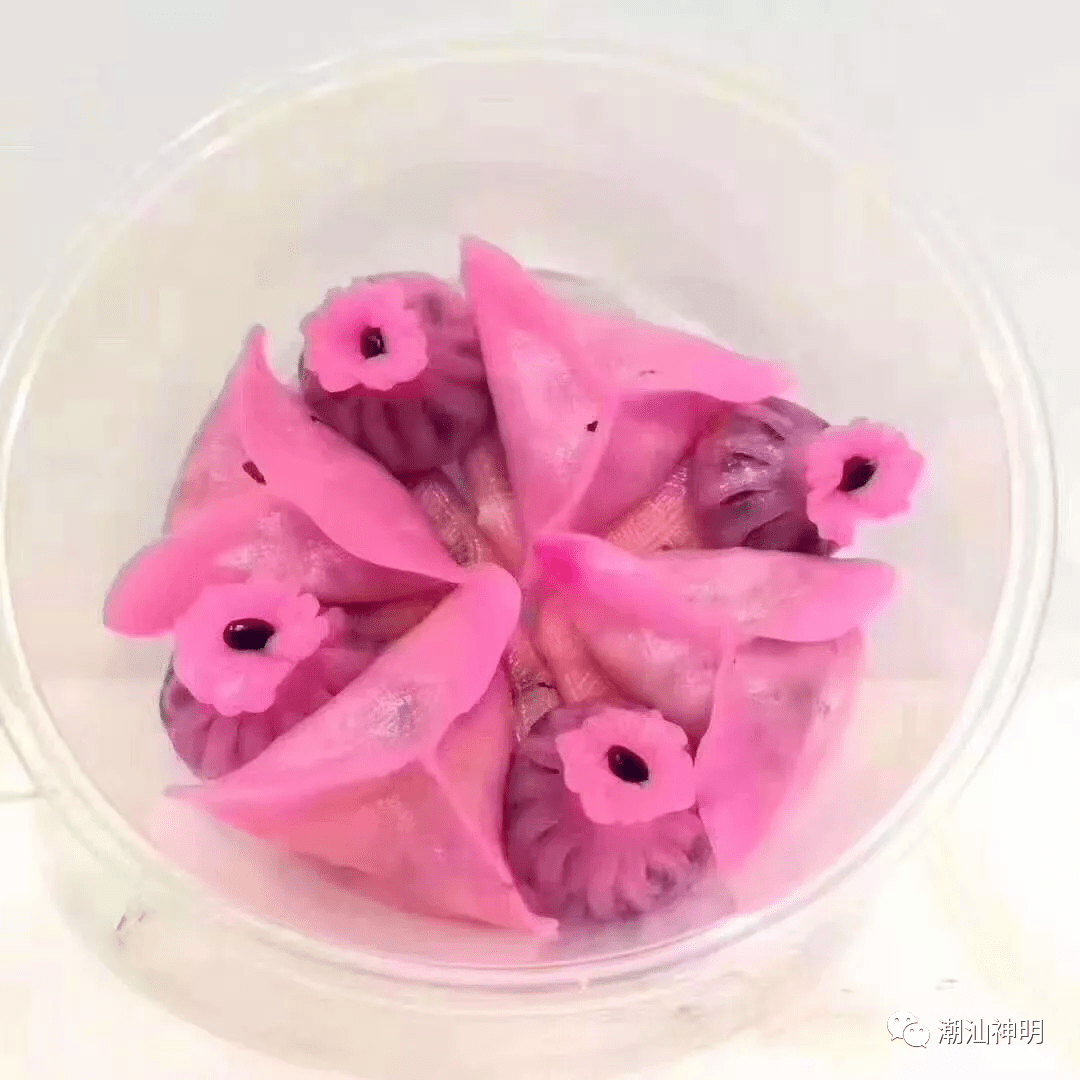 红粿就是传统的壳桃粿;这三种粿在潮汕也被称为"秀才粿",代表着父