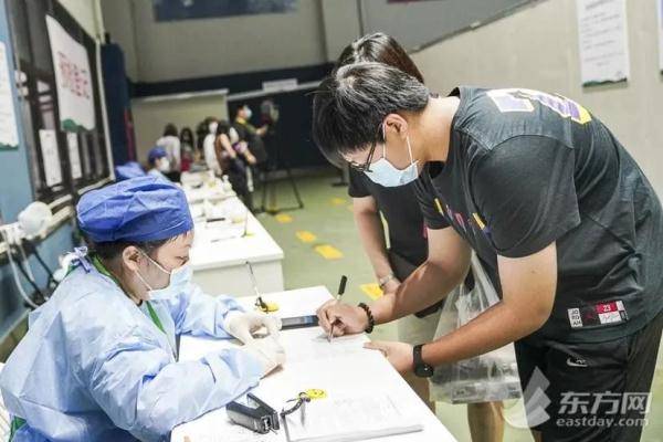 疫苗|直击上海未成年人新冠疫苗接种：儿科医生待命，还有专人“哄娃”