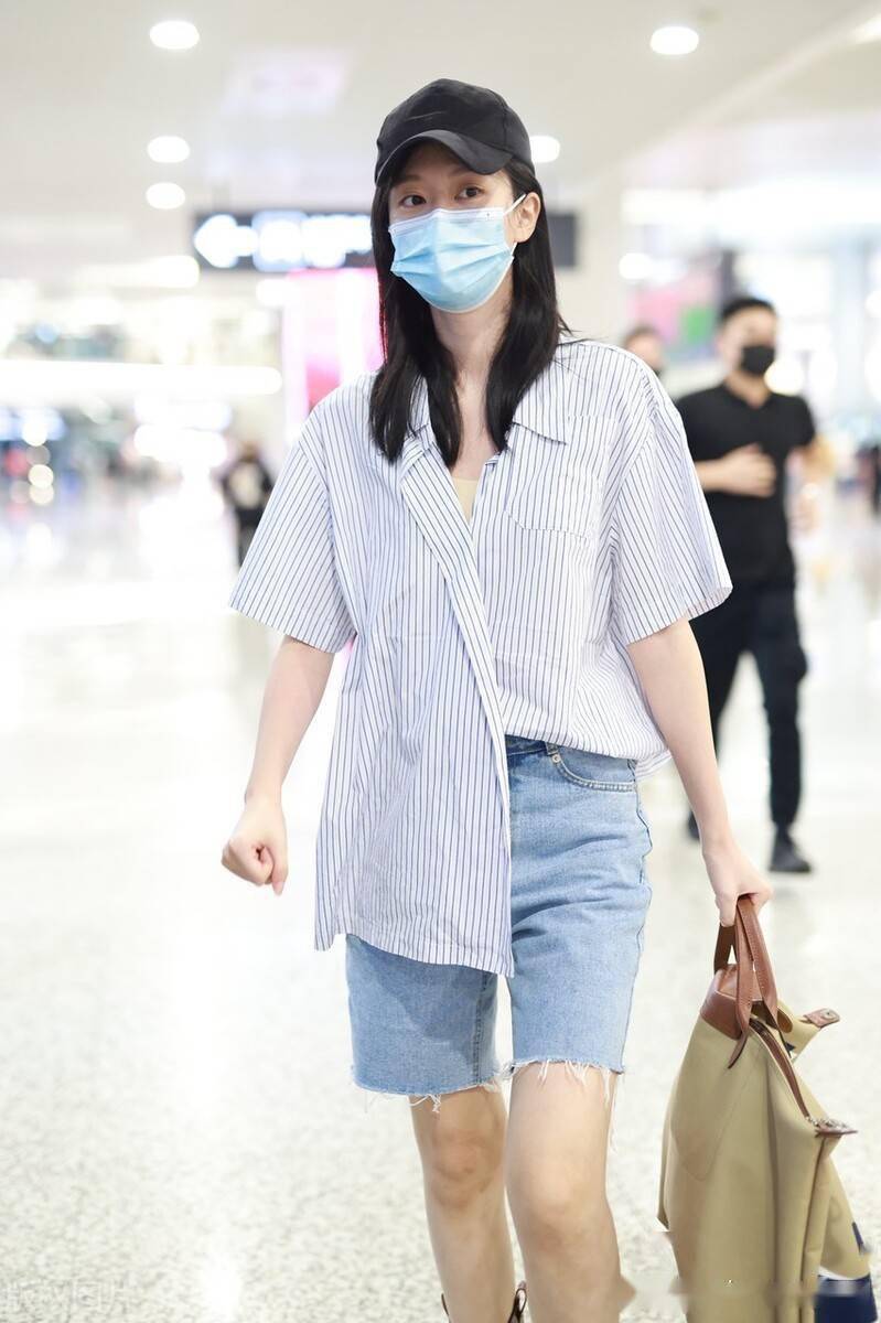 街拍:乔欣条纹衬衫 牛仔短裤 中筒靴帅气可人