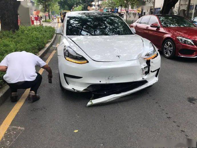 深圳特斯拉Model 3撞公交，车主质疑数据真实性_搜狐汽车_搜狐网