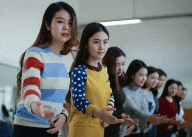 脸部|52岁王菲消失900天后，逼疯网友：终于明白为何她这么让人难忘