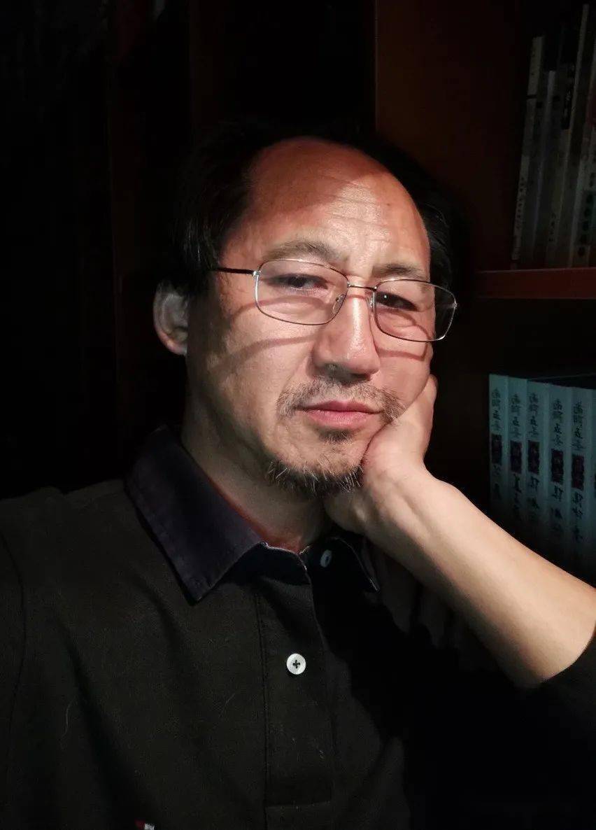 衣向东:用"硬文字"记住我们最初的身份