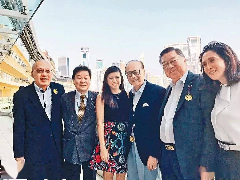 李嘉诚对事业更为执着,九十岁才正式退休,李嘉诚家族祖孙三代改写了"