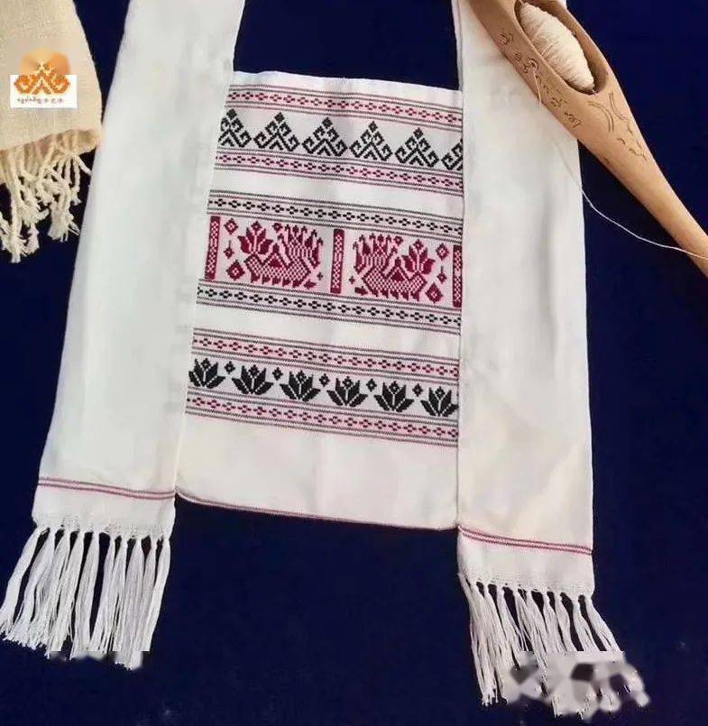 傣族筒帕的制作精致,式样美观,装饰图案形象生动,概括简练,用色鲜艳明