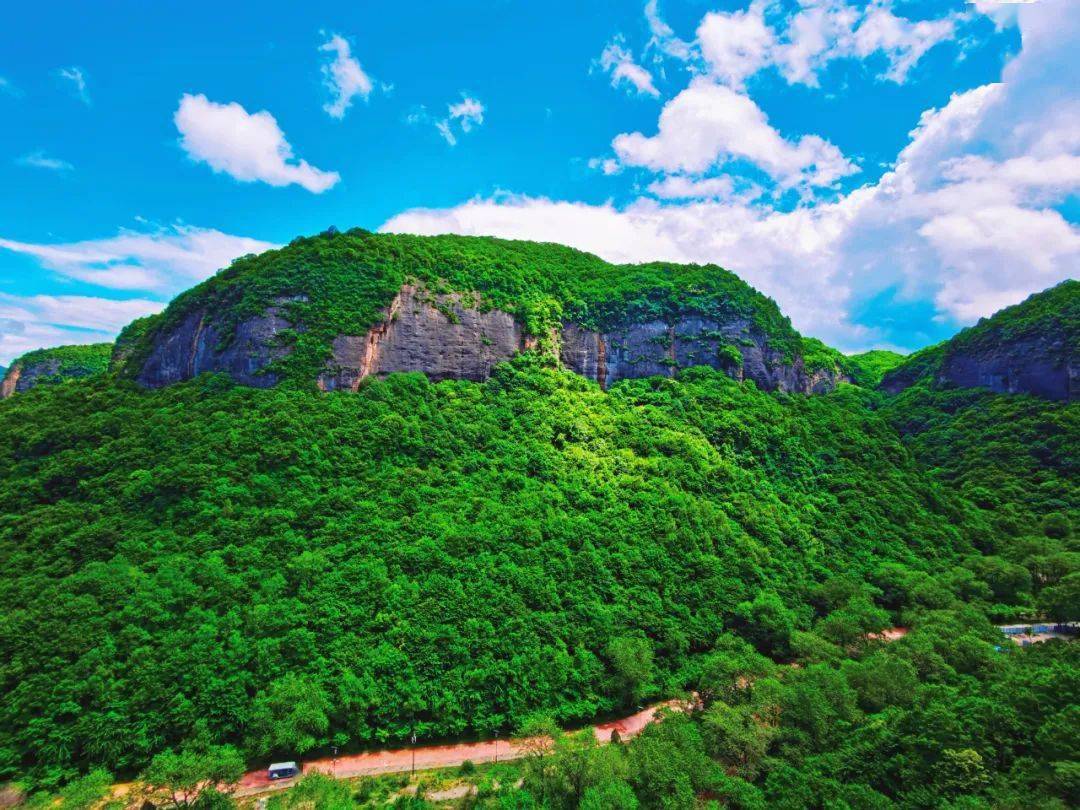 溪山胜境人在景中走如在画中游