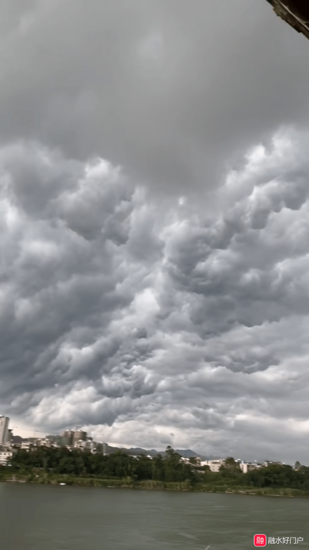 前一秒岁月静好,后一秒乌云密布,这场雨刷爆了融水朋友圈