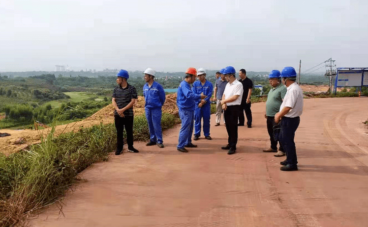 市应急管理局副局长覃利飞率队到田东锦江赤泥堆场指导强降雨天气安全