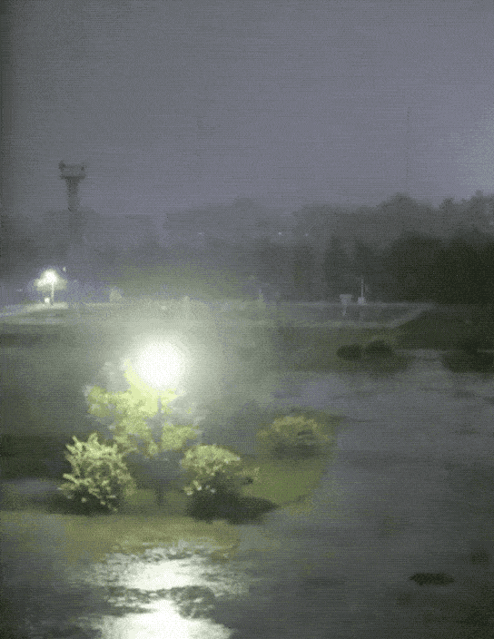 石景山八大处暴雨如注(拍摄:果欣欣)