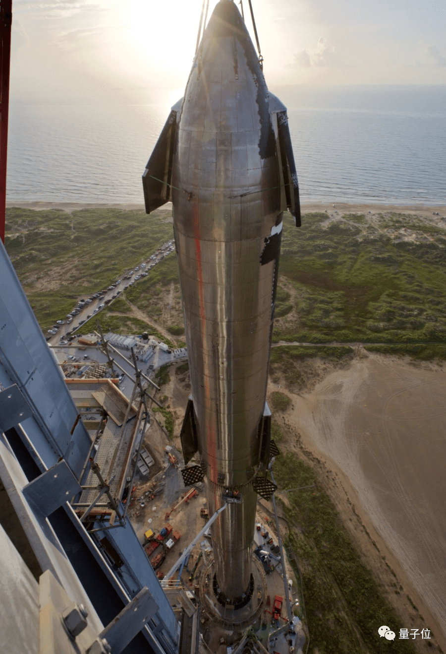 马斯克又破纪录了：29 台发动机 7500 吨推力，120 米史上最高火箭已组装_SpaceX