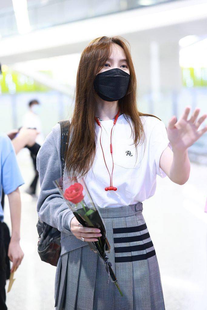长发|白T恤+百褶裙 孟佳长发披肩青春靓丽 大秀美腿心情好