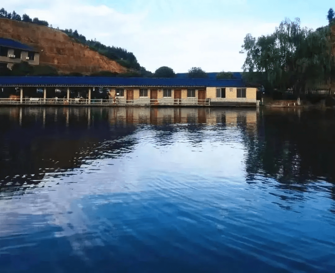 省级3a乡村旅游点,位于万载县黄茅镇,山庄内有烧烤区,柴火灶烹饪区