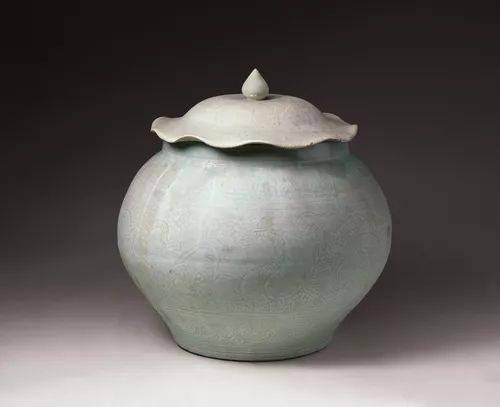 明洪武青白釉云龙纹荷叶盖罐