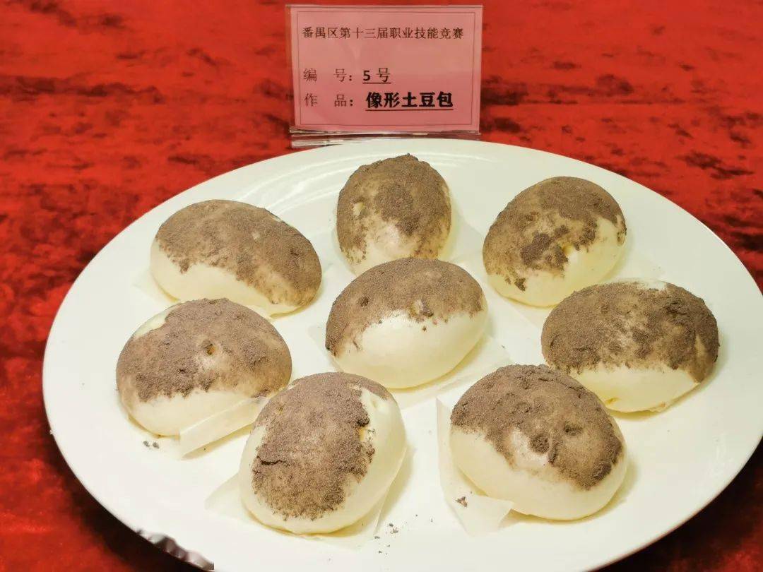 作为指定品种主要考核选手对本地特色点心的制作技能,鲍鱼酥的制作