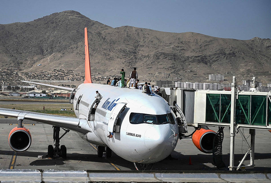 直击 喀布尔机场混乱一日 爬墙爬客机挂军机,致10人死亡