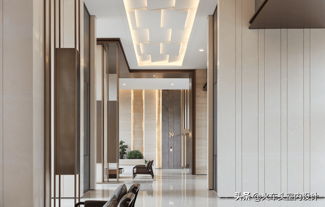 设计师大胆把架空层概念揉入住宅大堂,让有限的室内空间延展至户外