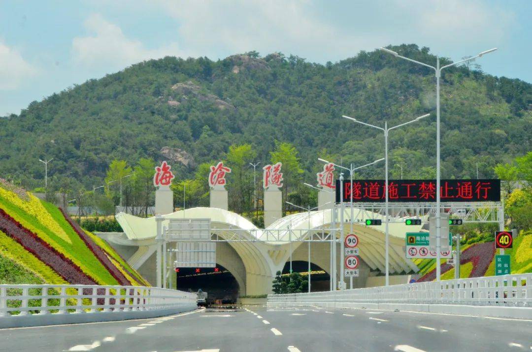 今年上半年,海沧隧道和地铁3号线先后通车,进一步优化我市交通格局