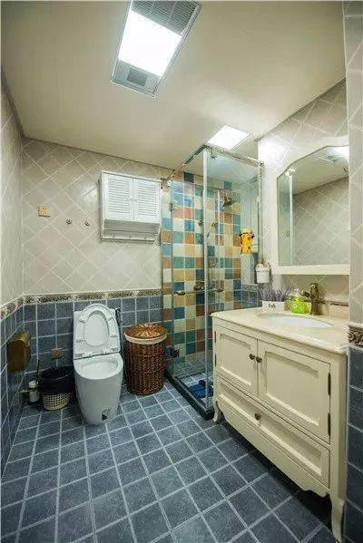 农村别墅装修,卫生间的墙面砖,深浅搭配真好看!