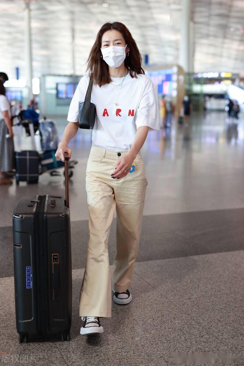 街拍刘雯白tee白色直筒裤帆布鞋简约大方