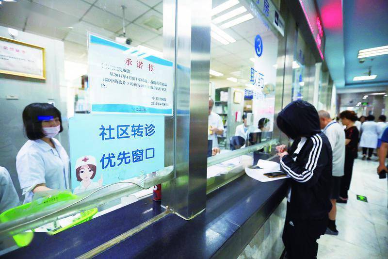 新闻8点见丨四辆车塞满现金出逃，阿富汗前总统怎会这么有钱？