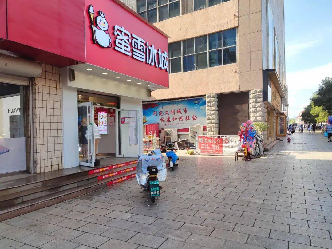 另外,步行街店外经营的情况也有不少,有的商家在店铺门口摆着商品或者