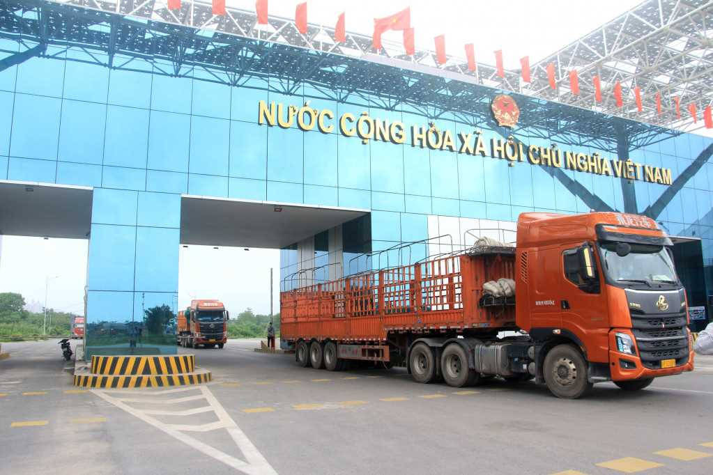 今年上半年,越南芒街国际口岸货物吞吐量达100多万吨