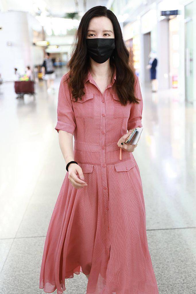 廓形|张萌穿粉色衬衫连衣裙 甜美温柔