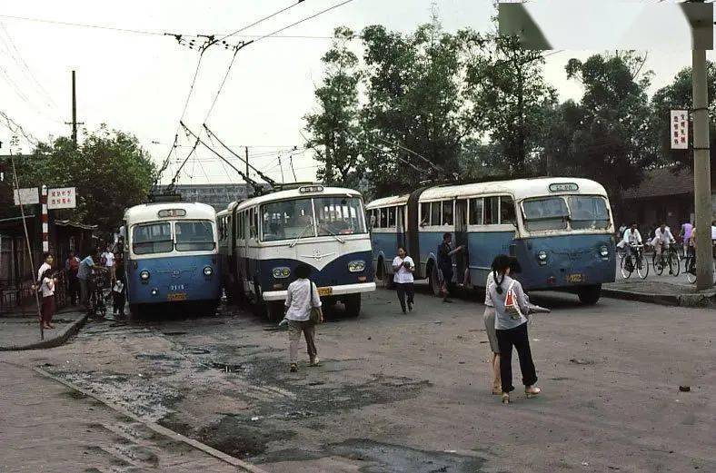 成都九眼橋汽車站成都老房子,雨後,誰不想回到這條街上成都人民南路