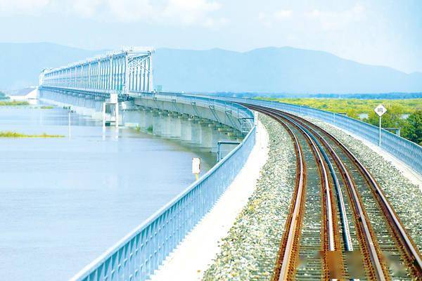 8月17日,中俄首座跨江鐵路大橋鋪軌貫通.