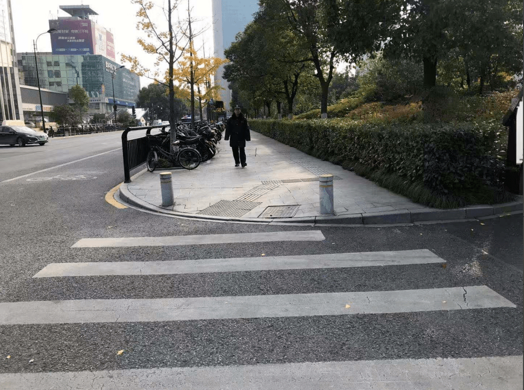 缘石坡道27处,公交站台无障碍设施4处,综合体与人行道盲道衔接1处,与