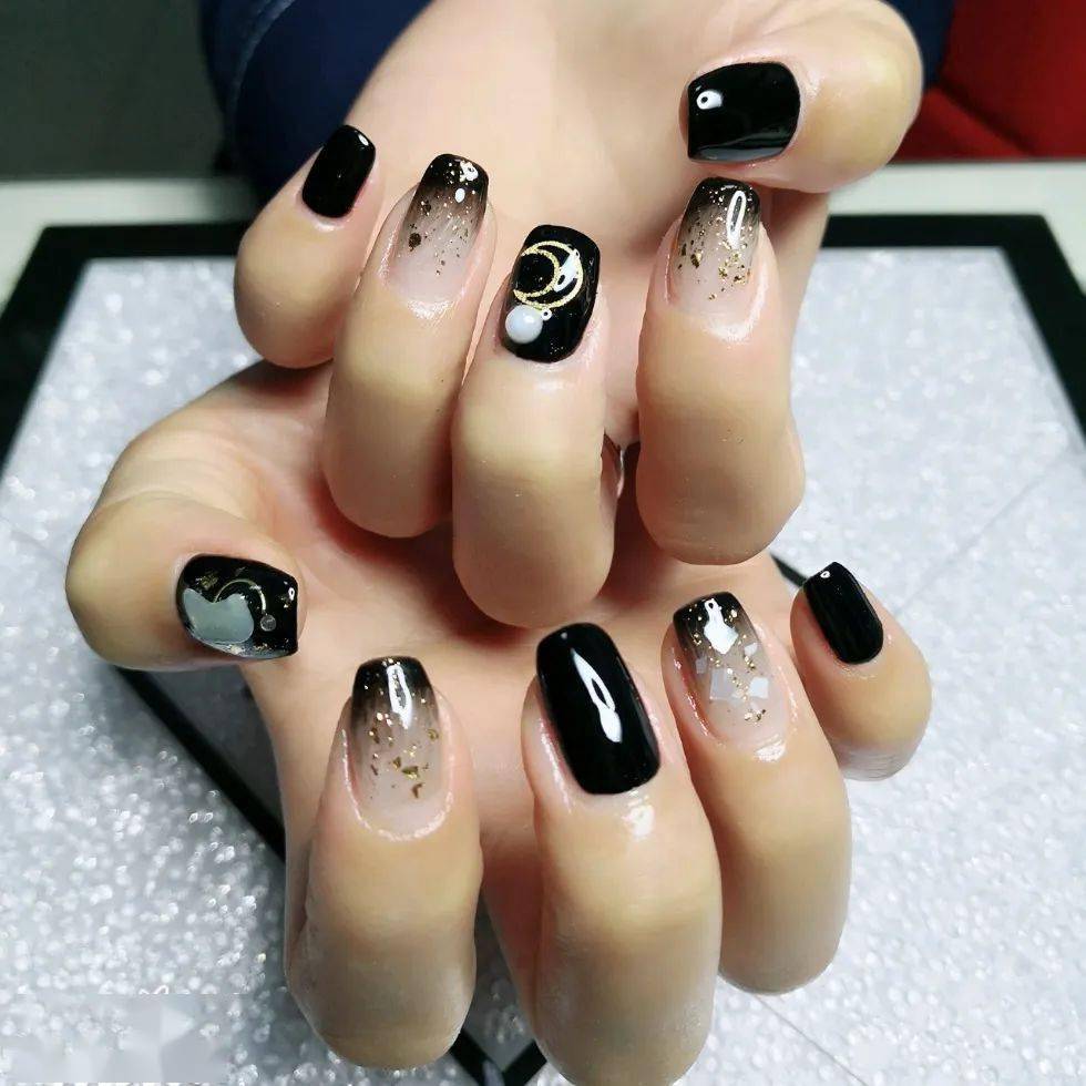 美甲黑色美甲怎么搭更高级