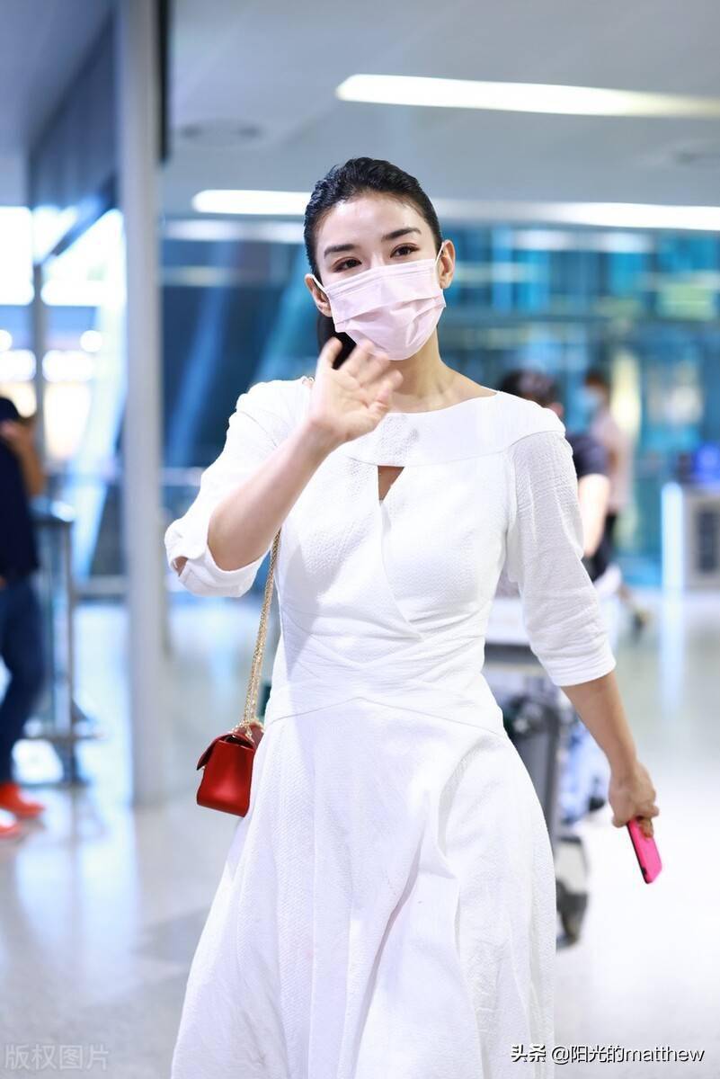 街拍:黄奕白色长袖连衣裙 玛丽珍鞋甜美减龄