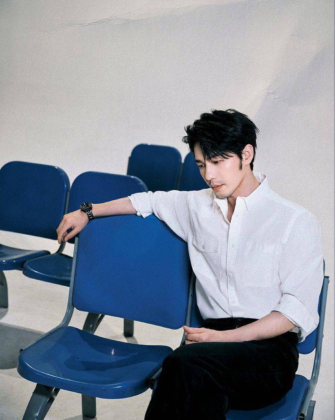 白宇白衬衣造型扮清爽事业型男友 蓝白空间氛围拉满尽显成熟魅力