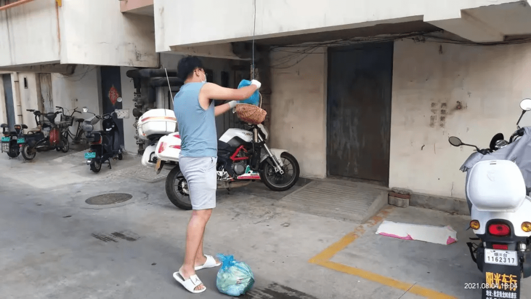 水,体温登记……要跑腿代办的活儿很多,但每个"接活儿"的人都积极统筹