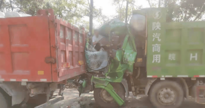 宿两公路隘口段发生一起两辆大货车追尾,一货车严重损坏的交通事故